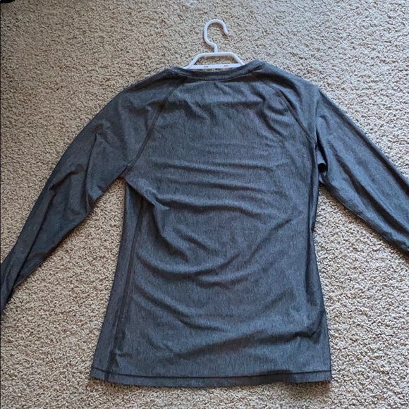 ✅ Under Armour Heat Gear Long Sleeve Workout Top - Picture 5 of 6